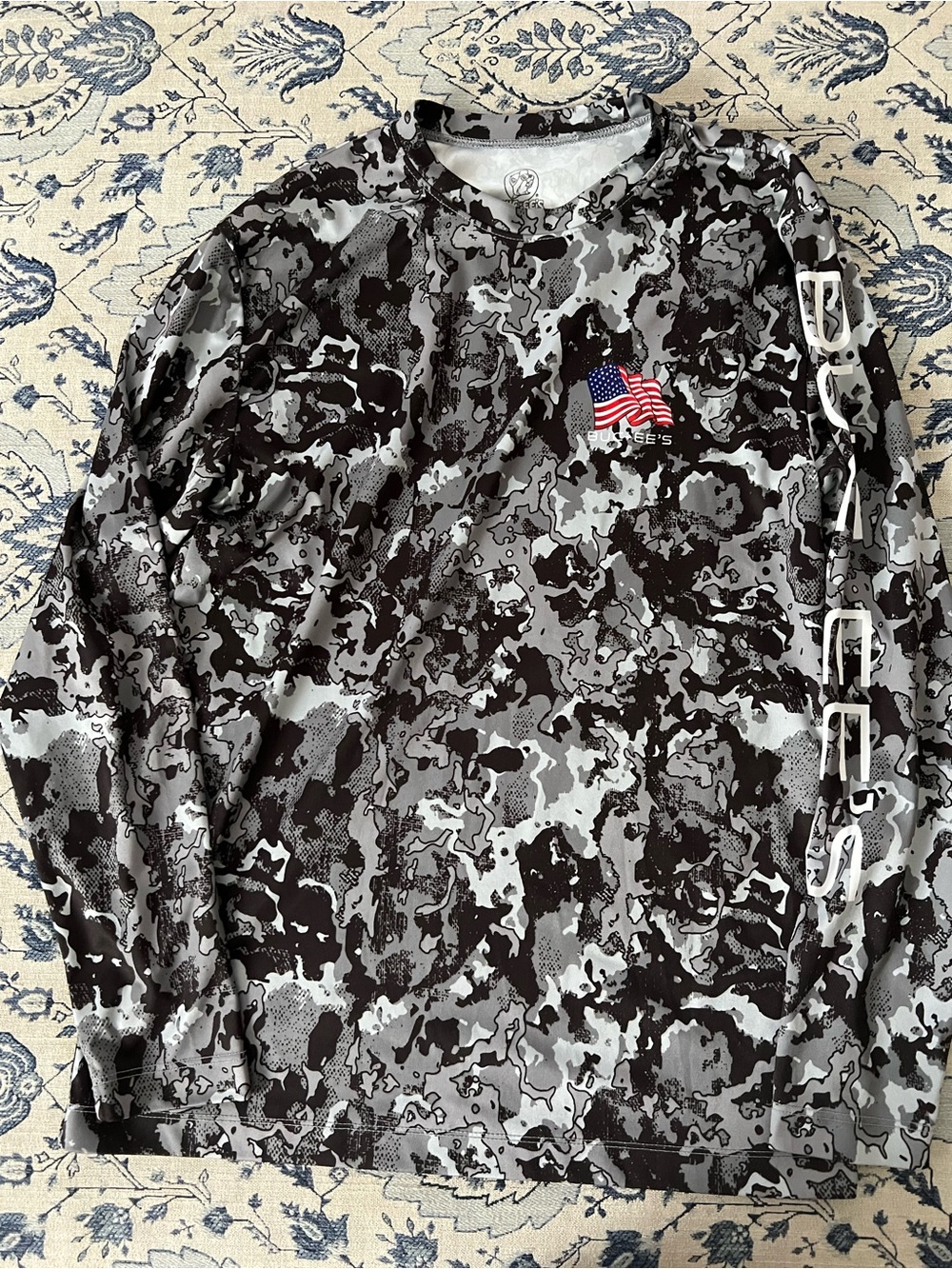 Buc-ee's Performance Long Sleeve Gray Camo shirt with an American flag sz S